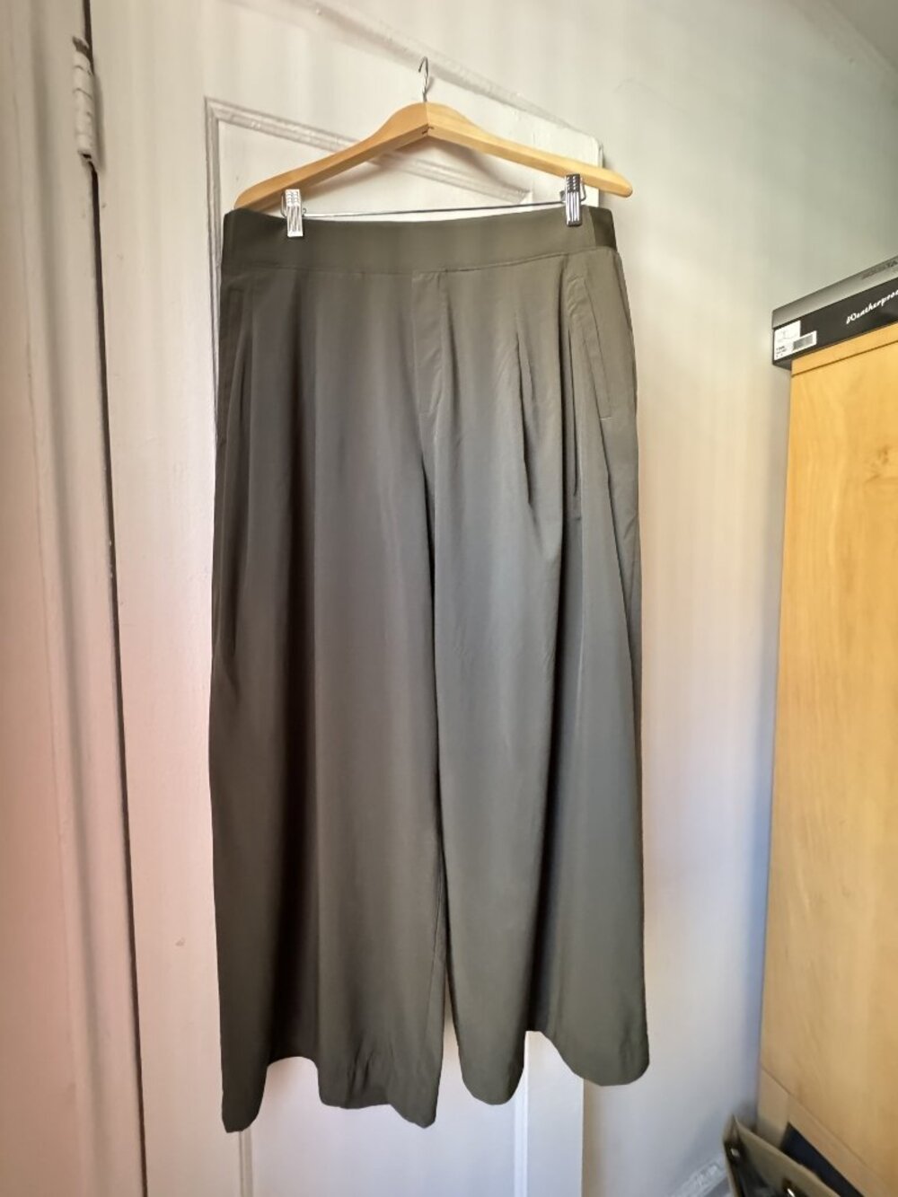 Athleta Wide Leg Pant in Olive Green Size 16